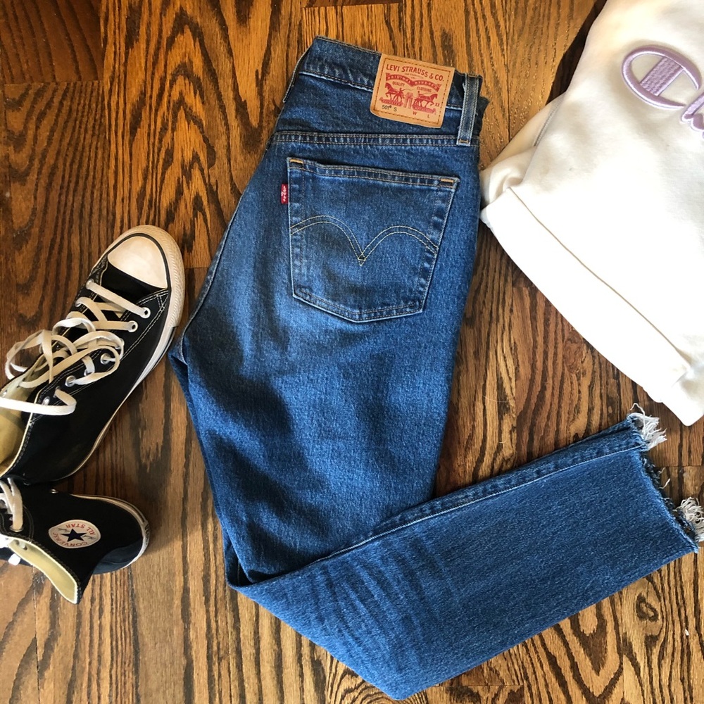 Levi 501 Jeans Medium Wash (size 27)✨✨